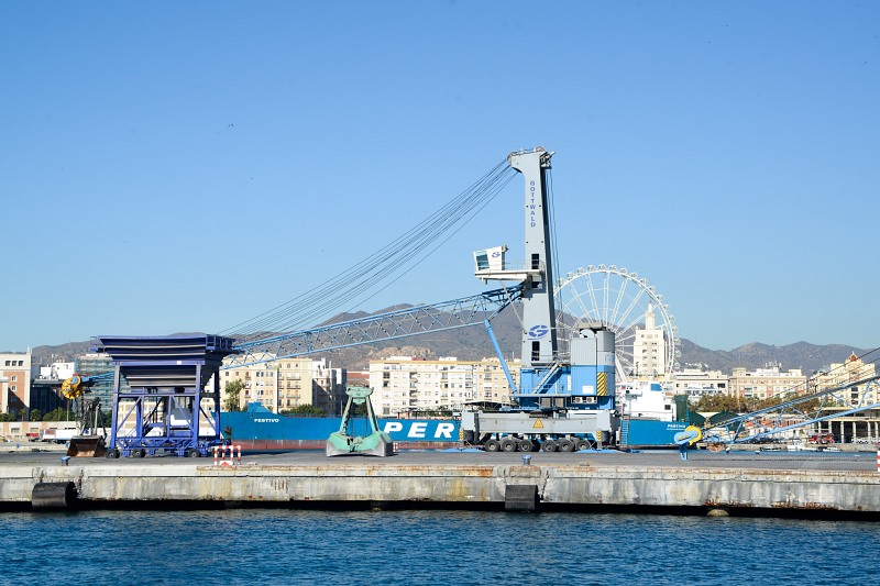 Crane on docks free photo