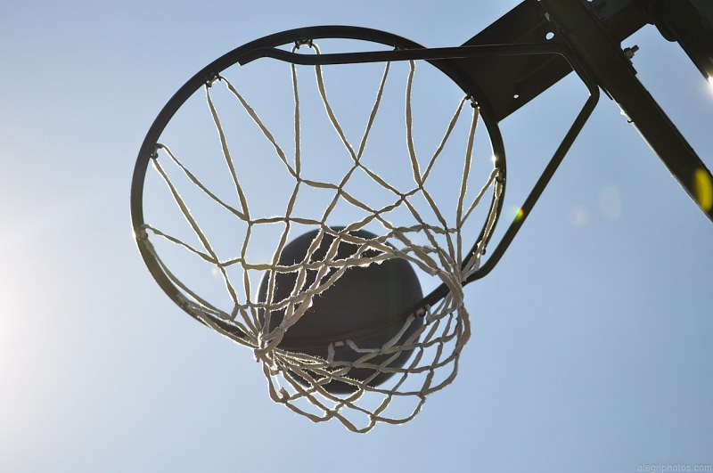 Ball trough the basketball hoop free photo