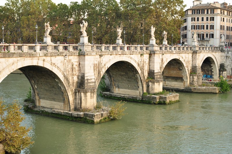 Bridge in Rome over Tiber free photo