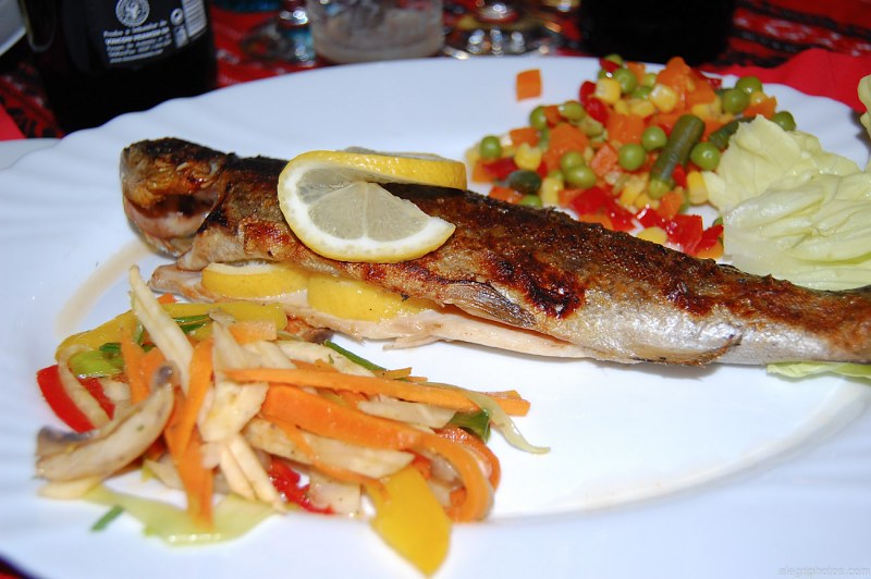 Trout grilled with vegetables free photo