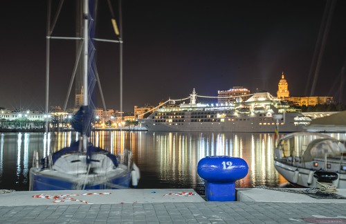 Boats and cruise ship in Malaga port at night free photo