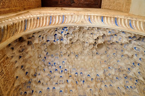 Arch and roof decoration in Alhabmra palace free photo
