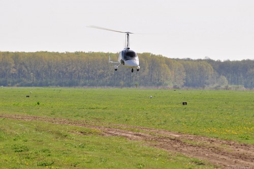 Autogyro landing in field free photo