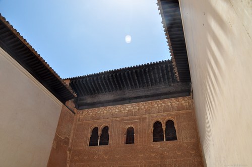 Interior court in Alhambra palace free photo