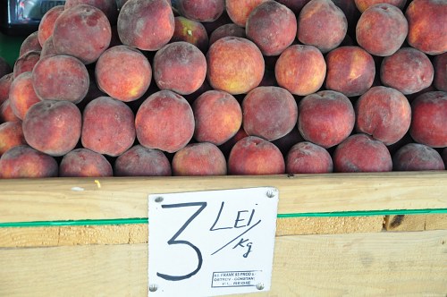 Peaches with price in market free photo