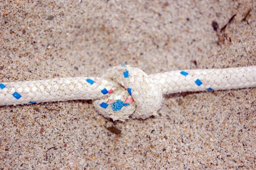Rope knot in sand free photo